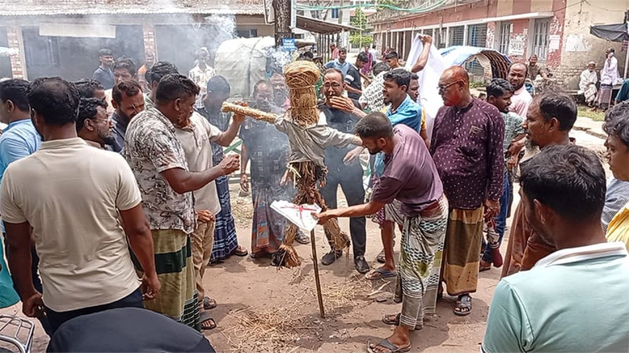 গাজী নজরুলের পদত্যাগ দাবিতে শ্যামনগরে কুশপুত্তলিকা দাহ